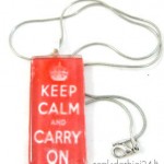 Stiklinis pakabukas "Keep Calm and Carry On"